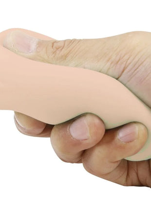 Eine weiche pfirsichfarbene silikon stressball wird in der hand gedrückt aus dem pretty love masha pack 18 verschiedene männliche mastrubatoren