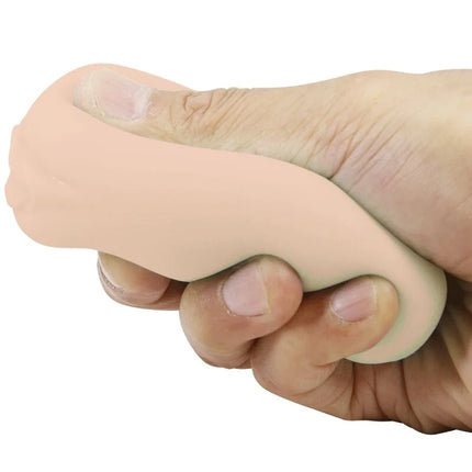 Eine weiche pfirsichfarbene silikon stressball wird in der hand gedrückt aus dem pretty love masha pack 18 verschiedene männliche mastrubatoren