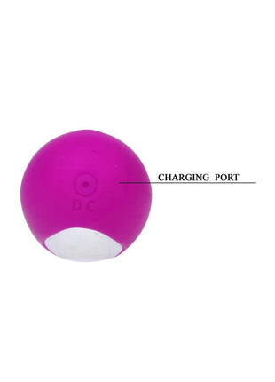 Ein lebendiger magentafarbener silikon-massager mit weißem ladetank auf der rückseite von pretty love smart paul