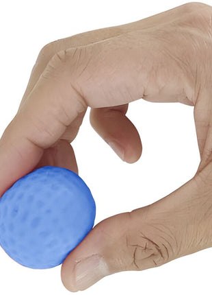 Ein blauer, strukturierter golfball förmiger stressball, gehalten in der hand, passend zum pretty love twin balls männlicher masturbator orange