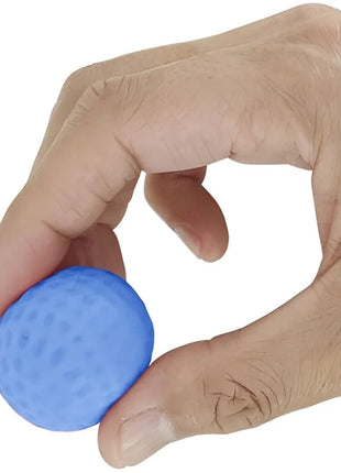 Ein blauer, strukturierter golfball förmiger stressball, gehalten in der hand, passend zum pretty love twin balls männlicher masturbator orange