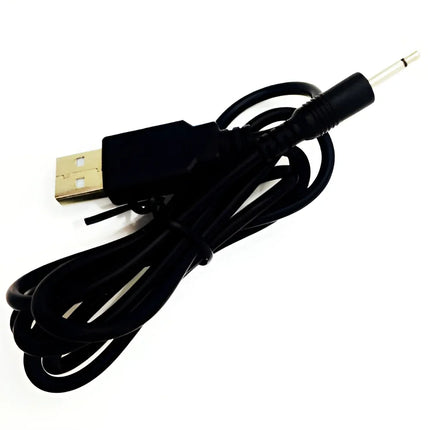 Pretty love usb ladegerät mit kabel zeigt schwarzen usb-auf-3,5mm-audiokabel mit matter kunststoffhülle und metallkontakten