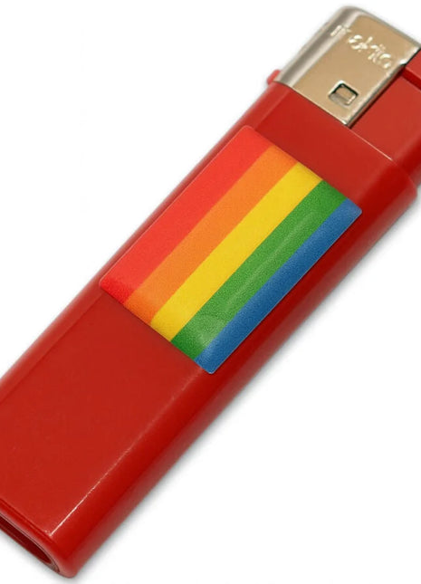 Rotes kunststofffeuerzeug mit regenbogenfarbenem lgbt-flaggenaufkleber pride feuerzeug farbe mit lgbt flagge