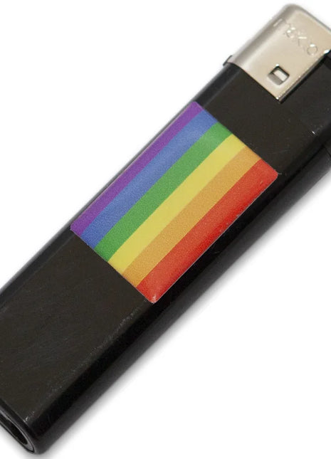 Schwarzes kunststofffeuerzeug mit regenbogenstreifen design und lgbt flagge pride motiv