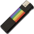 Schwarzes kunststofffeuerzeug mit regenbogenstreifen design und lgbt flagge pride motiv