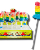 Bunter gummi-lutscher penis mit regenbogenstreifen und weißem stiel im design pride lgbt