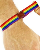 Luxus pride junge Gummiarmband mit regenbogenfarbener gestreifter stoffbändern und braunem lederpatch