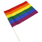 Pride lgbt-flagg großer wimpel mit sechsfarbigem regenbogenflagge aus kunststoff an weißem stiel