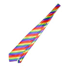 Pride lgbt-flagge krawatte mit glänzenden diagonalen regenbogenstreifen aus satinmaterial