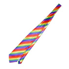 Pride lgbt-flagge krawatte mit glänzenden diagonalen regenbogenstreifen aus satinmaterial