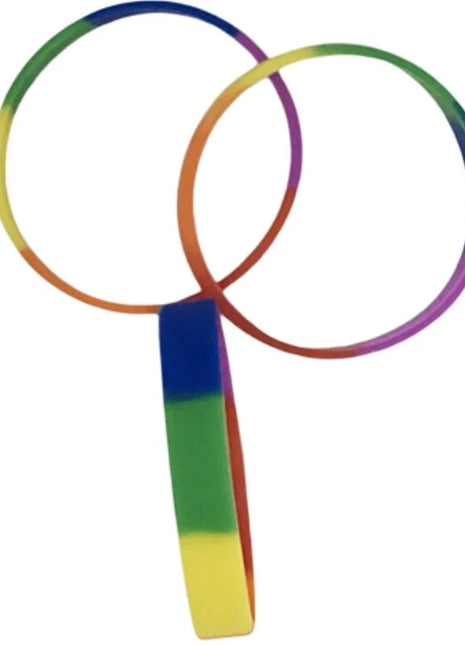 Pride lgbt-flagge silikonarmband mit regenbogenfarbenen interlocking ringen und sanften farbübergängen