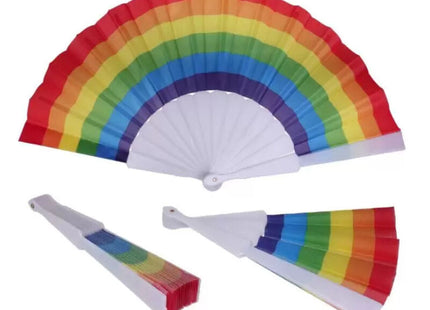 Ein farbenfroher rainbow-fächer mit weißem griff und rahmen in rot orange gelb grün blau und lila pride lgbt-flagge stofffcher