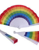 Ein farbenfroher rainbow-fächer mit weißem griff und rahmen in rot orange gelb grün blau und lila pride lgbt-flagge stofffcher