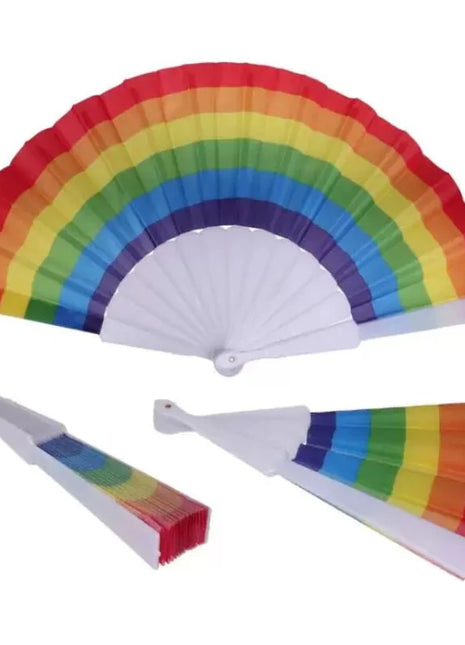 Ein farbenfroher rainbow-fächer mit weißem griff und rahmen in rot orange gelb grün blau und lila pride lgbt-flagge stofffcher