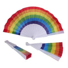 Ein farbenfroher rainbow-fächer mit weißem griff und rahmen in rot orange gelb grün blau und lila pride lgbt-flagge stofffcher