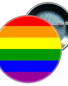 Runder glänzender anstecker mit six horizontalen streifen in rot orange gelb grün blau und lila pride lgbt-flaggen-anstecker