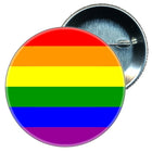 Runder glänzender anstecker mit six horizontalen streifen in rot orange gelb grün blau und lila pride lgbt-flaggen-anstecker