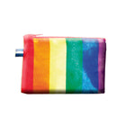 Rainbow-gestreifte reißverschlusstasche pride lgbt-flaggengeld mit glänzender struktur und kleinem blau-weißem etikett