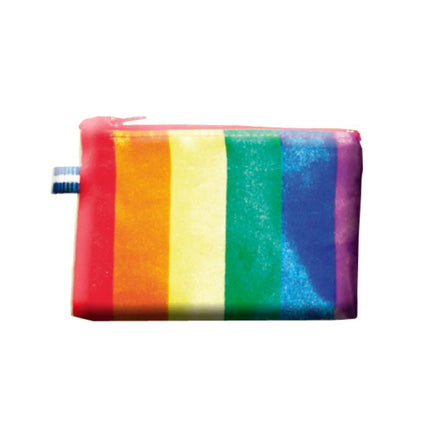 Rainbow-gestreifte reißverschlusstasche pride lgbt-flaggengeld mit glänzender struktur und kleinem blau-weißem etikett