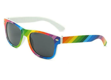 Pride lgbt-sonnenbrille mit regenbogen gestreiften kunststoffgläsern und weißen bügelenden
