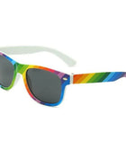 Pride lgbt-sonnenbrille mit regenbogen gestreiften kunststoffgläsern und weißen bügelenden