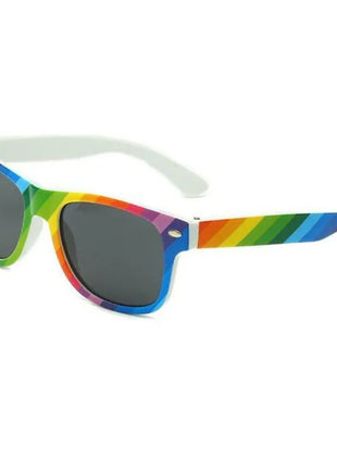 Pride lgbt-sonnenbrille mit regenbogen gestreiften kunststoffgläsern und weißen bügelenden
