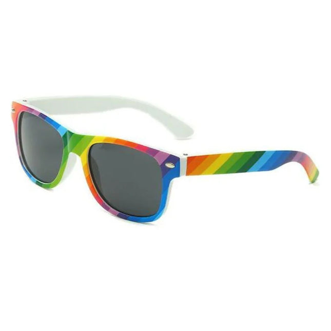 Pride lgbt-sonnenbrille mit regenbogen gestreiften kunststoffgläsern und weißen bügelenden