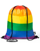 Pride regenbogenflagge rucksack mit regenbogenstreifen, schwarzen kordeln und kleinem markenetikett