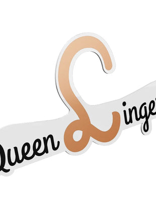 Ein stilvoller weißer und beiger kleiderbügel mit queen & lingerie in elegantem schwarzem kursivschriftzug