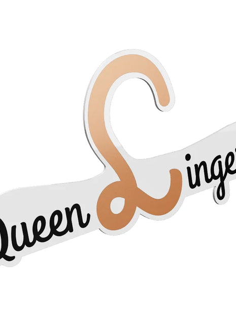 Ein stilvoller weißer und beiger kleiderbügel mit queen & lingerie in elegantem schwarzem kursivschriftzug