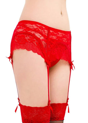 Rote spitzen-tanga mit passendem strapsgürtel und dekorativen schleifen von queen lingerie