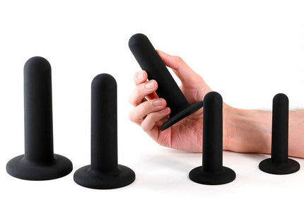 Schwarze silikon urethral-dilatorenset renegade flex mit verschiedenen größen, ein stück wird von hand gehalten