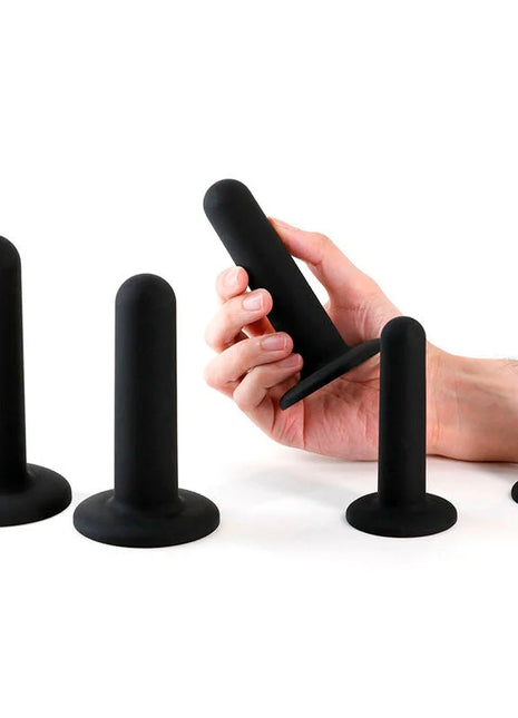 Schwarze silikon urethral-dilatorenset renegade flex mit verschiedenen größen, ein stück wird von hand gehalten