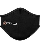 Schwarze wiederverwendbare rithual stoffmaske mit weißem sticklogo und rosa geometrischem emblem