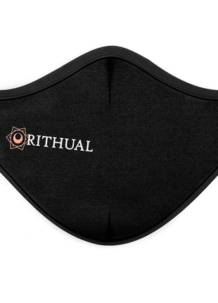 Schwarze wiederverwendbare rithual stoffmaske mit weißem sticklogo und rosa geometrischem emblem
