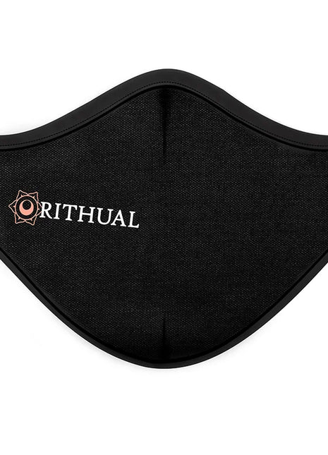 Schwarze wiederverwendbare rithual stoffmaske mit weißem sticklogo und rosa geometrischem emblem