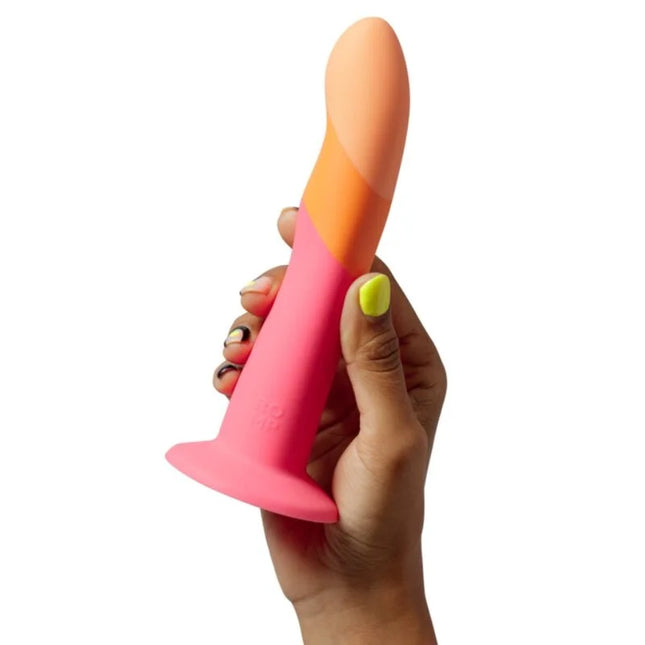 Romp dizi silikondildo in dreifarbig pink und orange mit flared base und saugnapf, 18 cm, wird in der hand gehalten