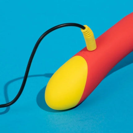 Rote und gelbe silikon romp hype g-punkt-vibrator mit leiser motor und schwarzem kabel am seiteneingang