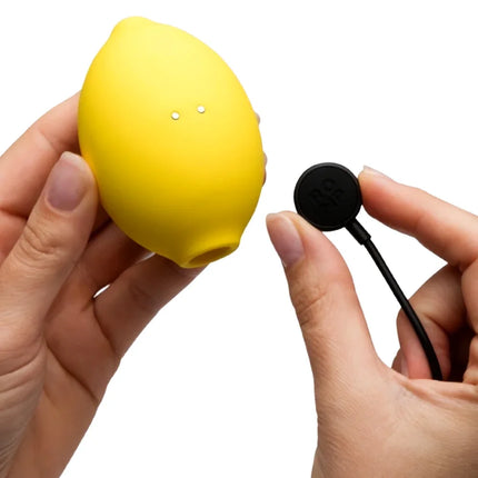 Gelber silikon lemon crush klitorisstimulator von romp mit zwei weißen punkten und schwarzem magnetverschlussnah