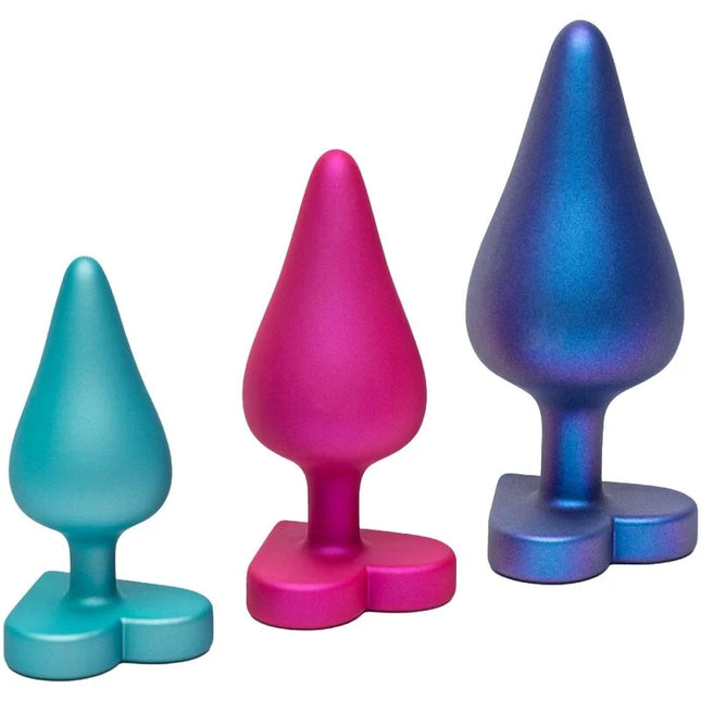 Romp luster set aus drei bunten analplugs mit glänzendem finish in türkis, pink und irisierendem blau mit herzförmiger basis