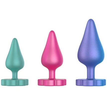Drei bunte romp luster analplugs in abgestuften größen mit glänzender oberfläche und schrittweisem analtraining