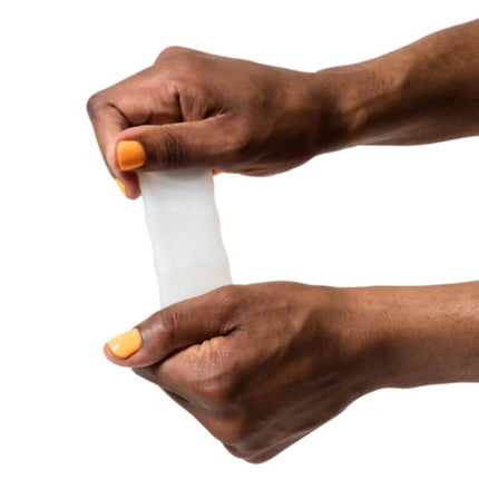 Ein translucentes weißes klebeband wird zwischen zwei händen gehalten im romp mosh masturbator mit flexiblem tpe, 6 cm