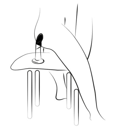 Romp piccolo silikondildo dreifarbig 14 cm mit schwarzer kerze und brennender flamme auf kleinem tisch