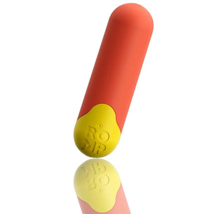 Ein schlanker, korallenfarbener silikon bullet-vibrator romp riot mit gelber basis und USB-aufladung in orange gelb