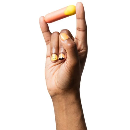 Eine hand hält den romp riot bullet-vibrator orange gelb usb-aufladbar zwei tonfarben zylindrisch