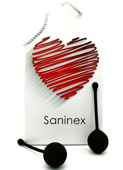 Schwarze silikonvibratoren mit stielen neben einer weißen geschenktasche mit rotem herz und saninex logo