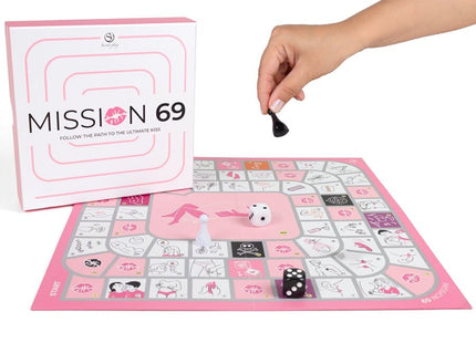 Pink mission 69 brettspiel für paare mit illustrierten feldern und weißer spielfigur auf spieloberfläche