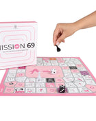 Pink mission 69 brettspiel für paare mit illustrierten feldern und weißer spielfigur auf spieloberfläche