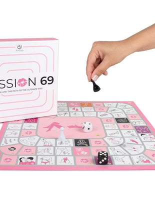 Pink mission 69 brettspiel für paare mit illustrierten feldern und weißer spielfigur auf spieloberfläche