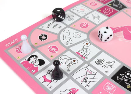 Illustriertes brettspiel secret play mission 69 mit rosa weißem spielbrett, schwarzen weißen würfeln und farbigen figuren